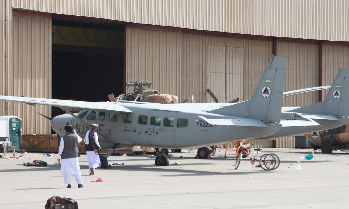 Cận cảnh dàn máy bay đắt đỏ bị Mỹ phá bỏ tại sân bay Kabul - Ảnh 15.