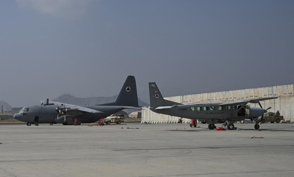 Cận cảnh dàn máy bay đắt đỏ bị Mỹ phá bỏ tại sân bay Kabul - Ảnh 16.