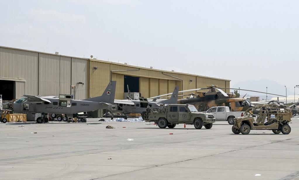 Cận cảnh dàn máy bay đắt đỏ bị Mỹ phá bỏ tại sân bay Kabul - Ảnh 17.