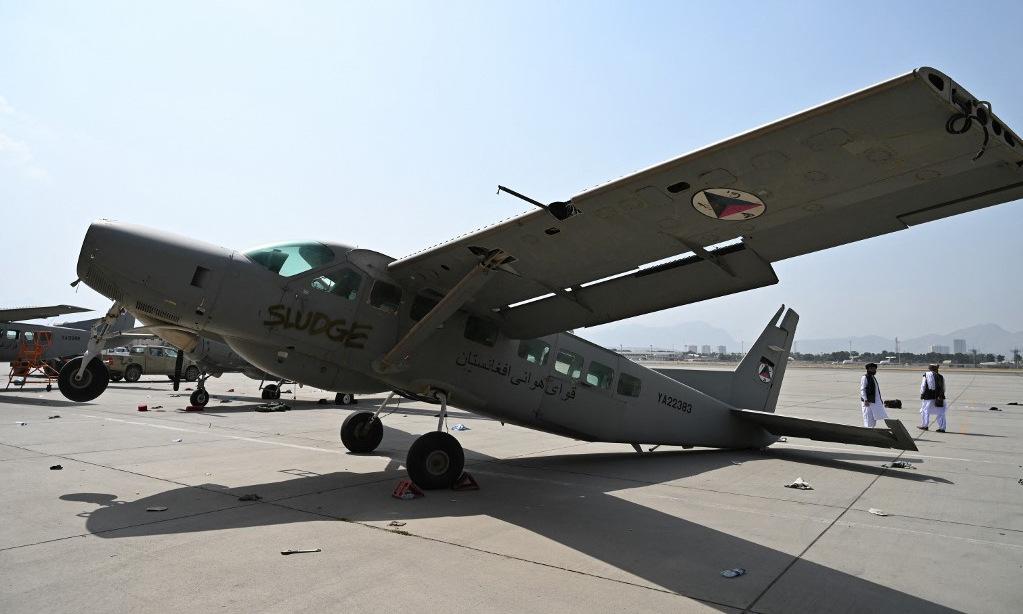 Cận cảnh dàn máy bay đắt đỏ bị Mỹ phá bỏ tại sân bay Kabul - Ảnh 18.