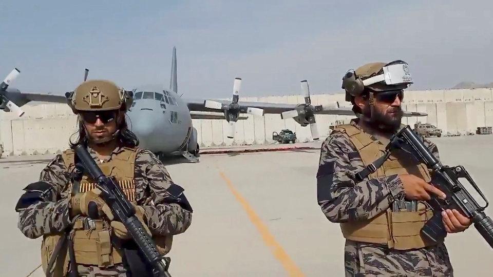 Cận cảnh dàn máy bay đắt đỏ bị Mỹ phá bỏ tại sân bay Kabul - Ảnh 19.