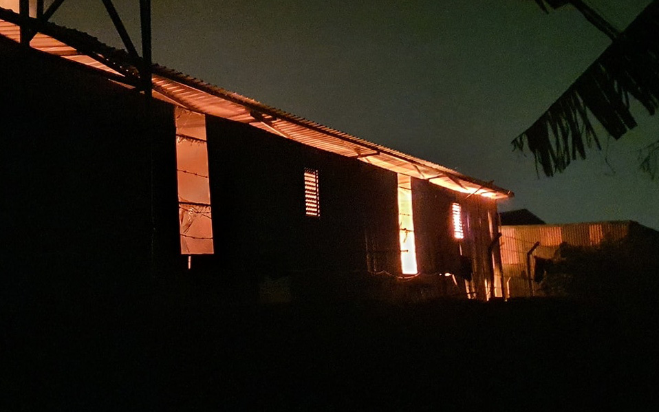 Hà Nội: Xưởng cồn cháy cực lớn trong đêm, nhiều tài sản bị thiêu rụi 