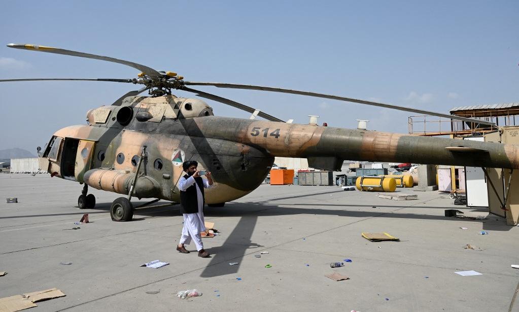 Cận cảnh dàn máy bay đắt đỏ bị Mỹ phá bỏ tại sân bay Kabul - Ảnh 5.