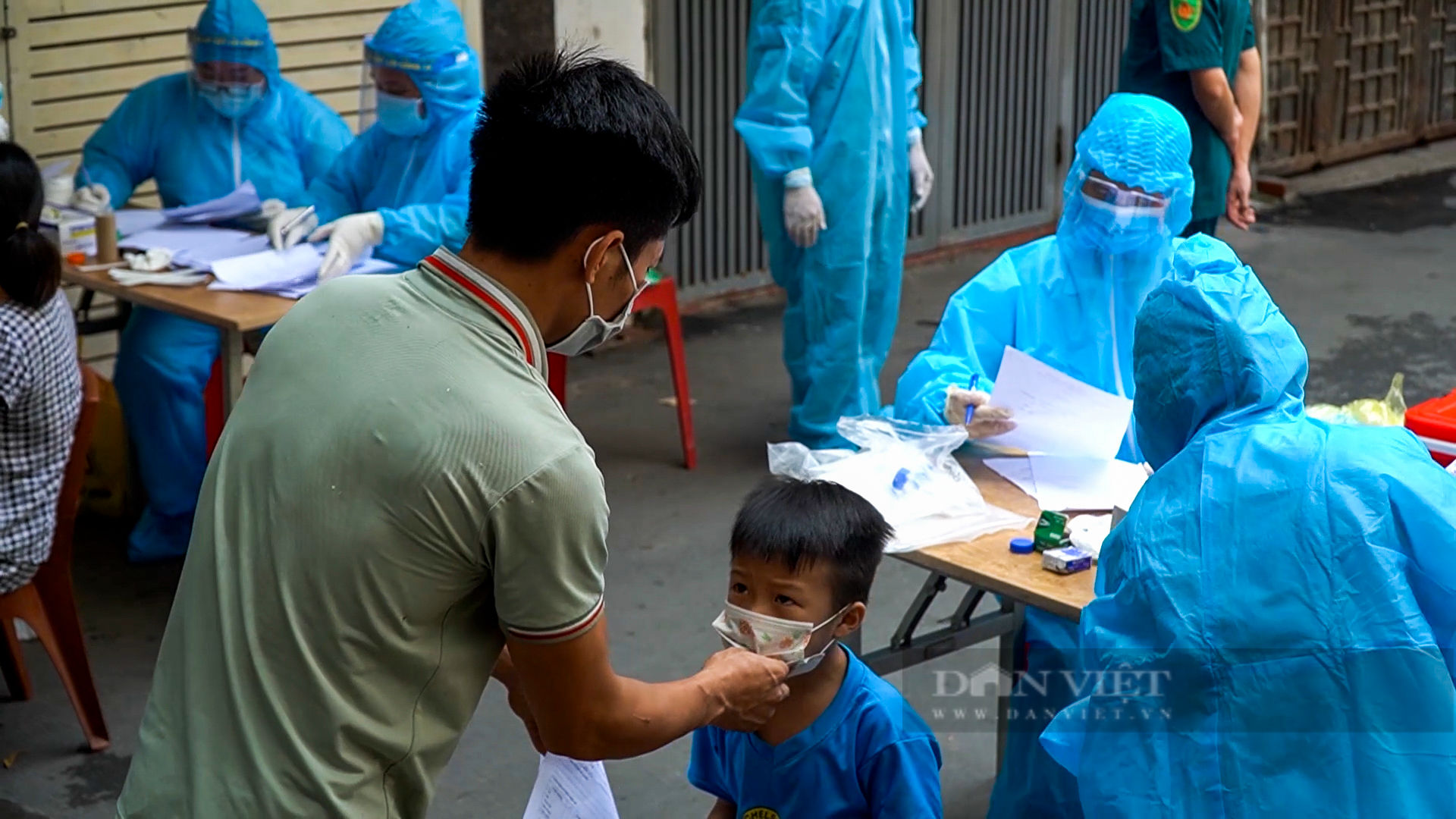 Hà Nội: Phong tỏa, lấy mẫu xét nghiệm khu vực 4.000 dân vì người phụ nữ bán bún ốc dương tính SARS-CoV-2 - Ảnh 8.