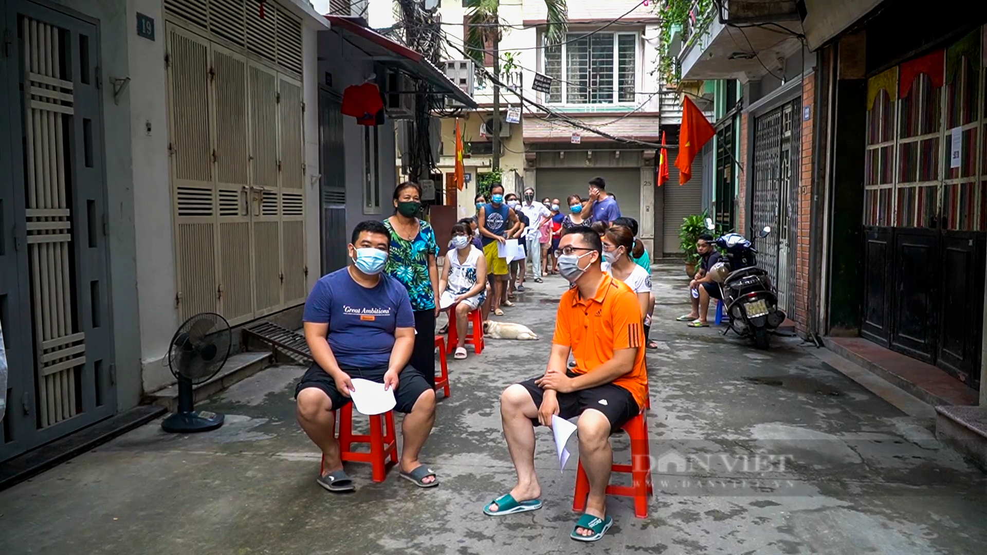 Hà Nội: Phong tỏa, lấy mẫu xét nghiệm khu vực 4.000 dân vì người phụ nữ bán bún ốc dương tính SARS-CoV-2 - Ảnh 9.