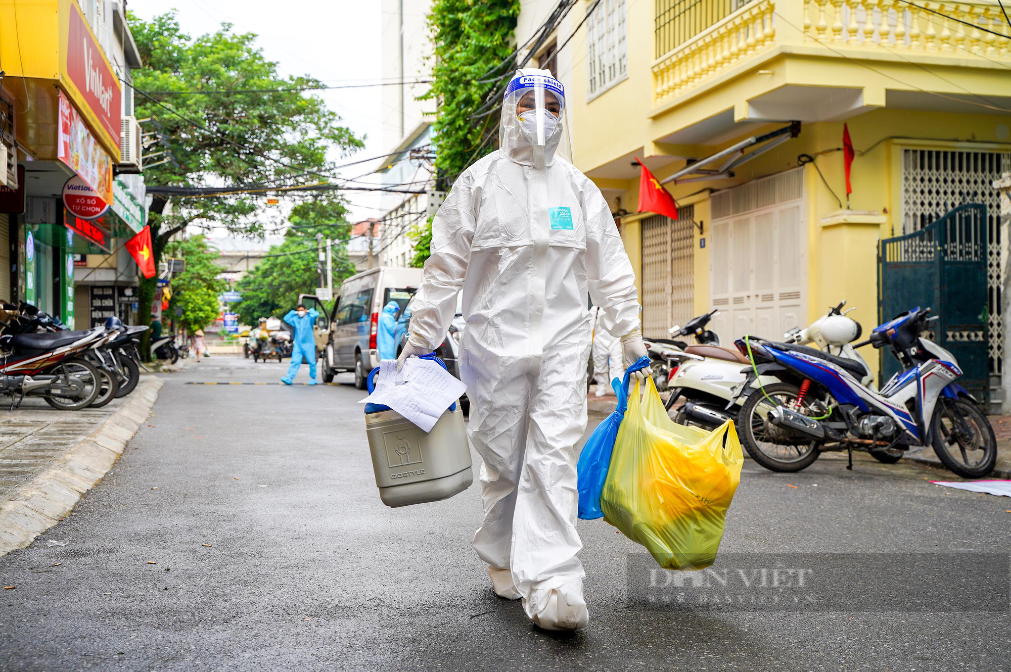 Lực lượng y tế đến tận nhà xét nghiệm cho các F1 tại ổ dịch Thanh Xuân Nam - Ảnh 2.