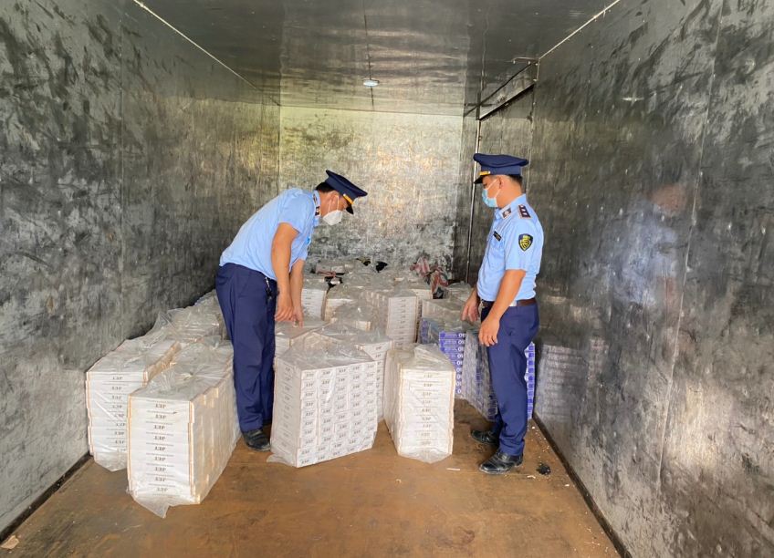 Hàng chục nghìn bao thuốc lá điếu nhập lậu bị bắt giữ - Ảnh 1. Hàng chục nghìn bao thuốc lá điếu nhập lậu bị bắt giữ - Ảnh 1.