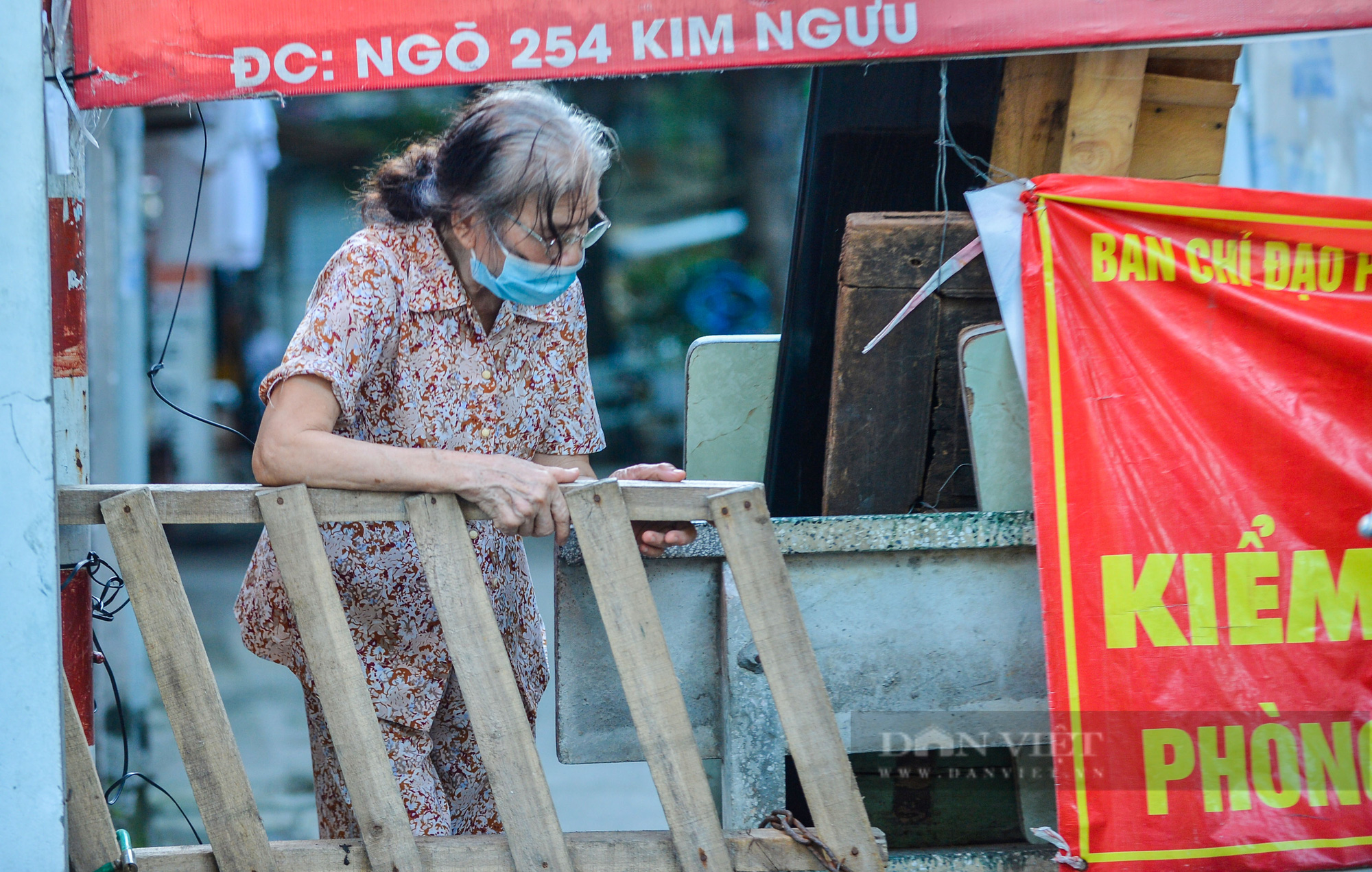 Người dân chèo rào, vượt chốt cứng để ra ngoài sau khi Hà Nội nới lỏng giãn cách - Ảnh 7.