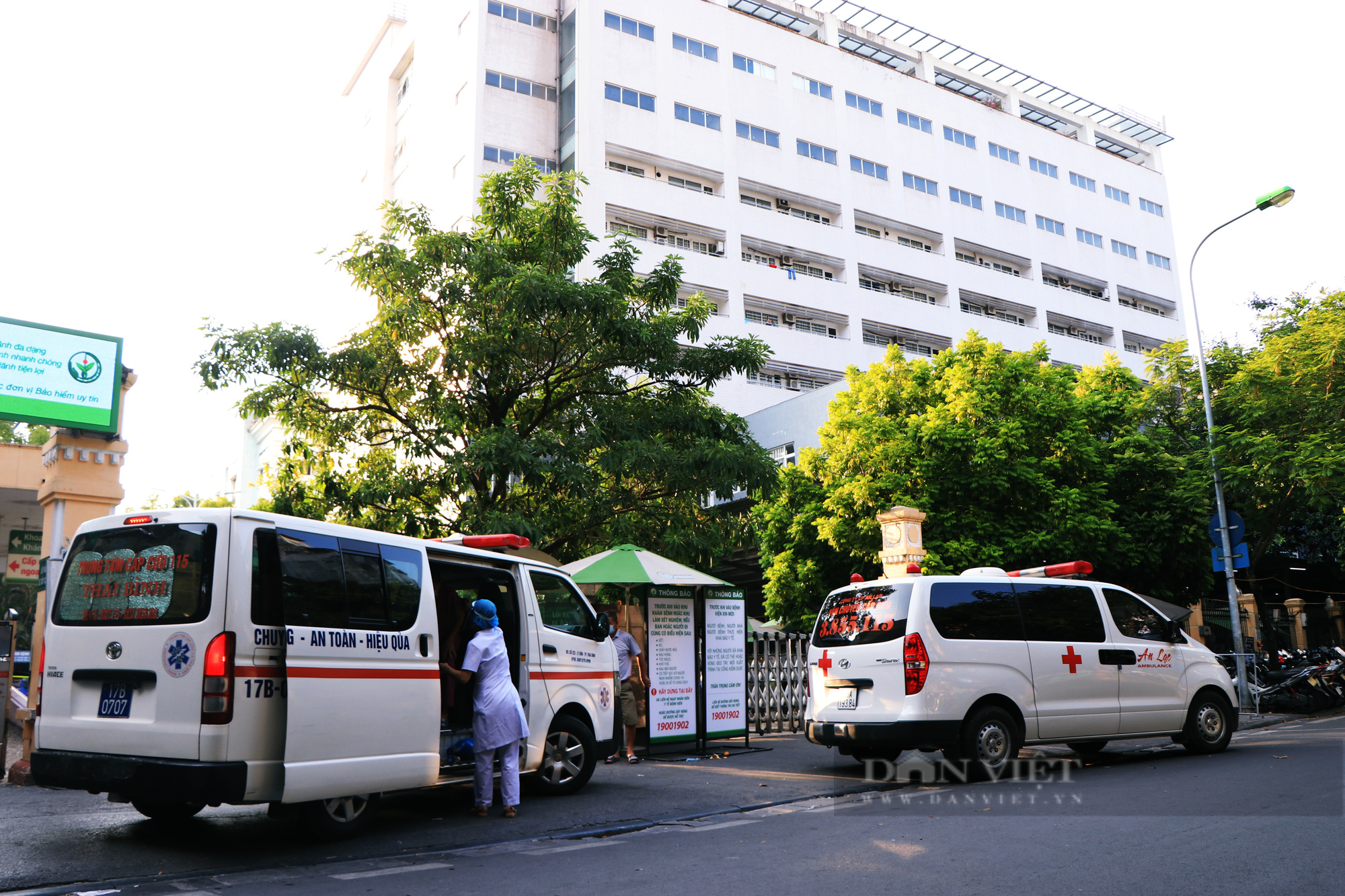 Hà Nội: Tạm phong toả toàn bộ Bệnh viện Việt Đức, tổng lực xét nghiệm cho hàng nghìn người sau ca dương tính - Ảnh 1.