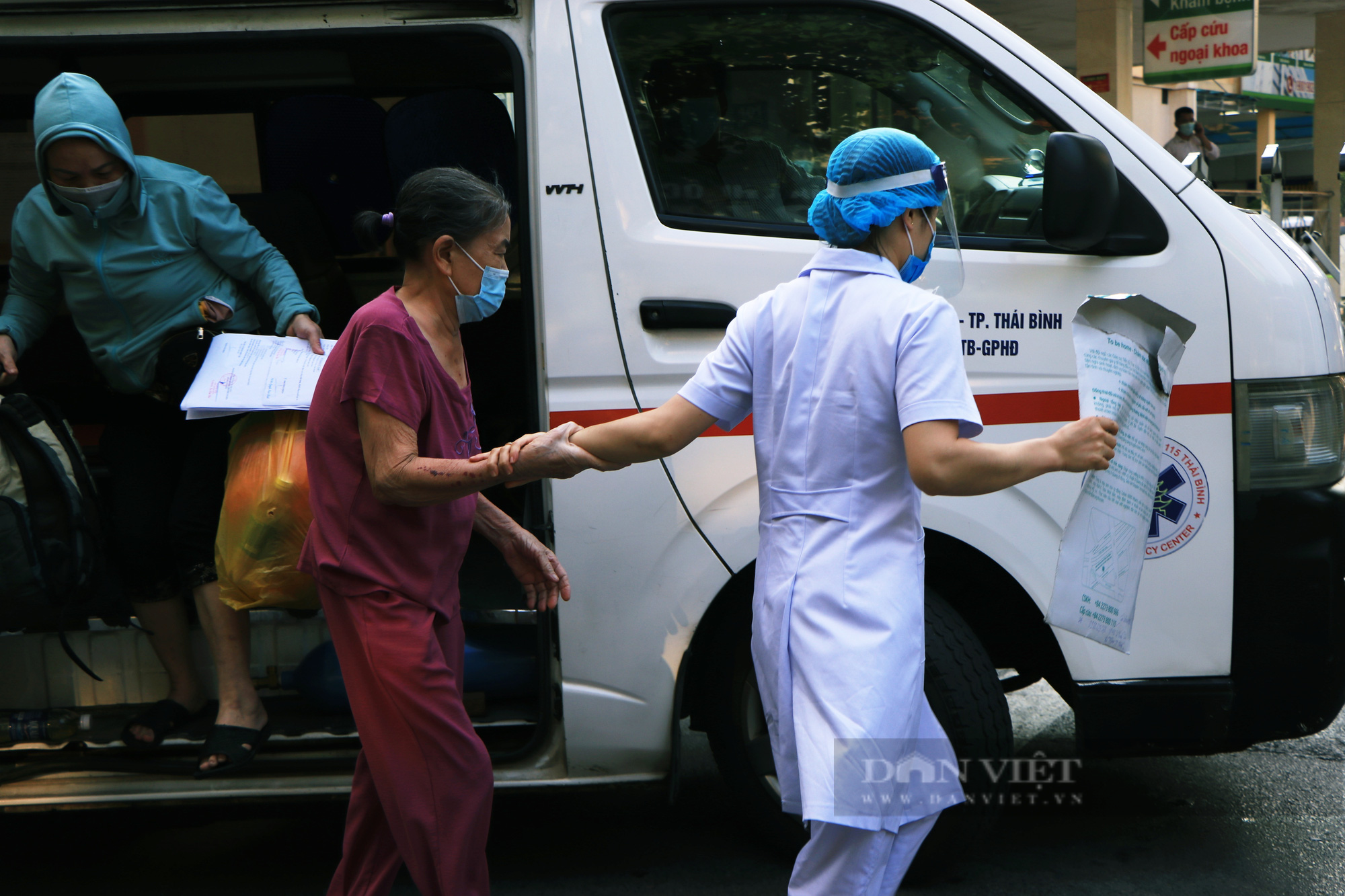 Hà Nội: Tạm phong toả toàn bộ Bệnh viện Việt Đức, tổng lực xét nghiệm cho hàng nghìn người sau ca dương tính - Ảnh 6.