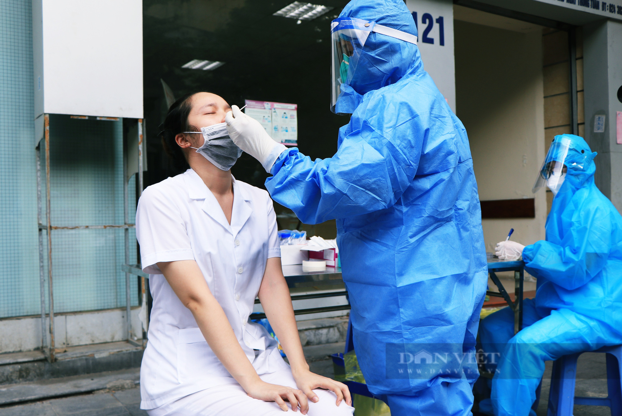 Hà Nội: Tạm phong toả toàn bộ Bệnh viện Việt Đức, tổng lực xét nghiệm cho hàng nghìn người sau ca dương tính - Ảnh 8.