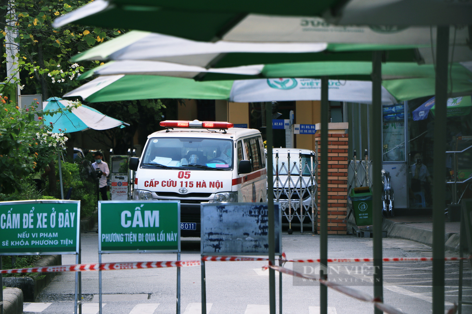 Hà Nội: Tạm phong toả toàn bộ Bệnh viện Việt Đức, tổng lực xét nghiệm cho hàng nghìn người sau ca dương tính - Ảnh 10.