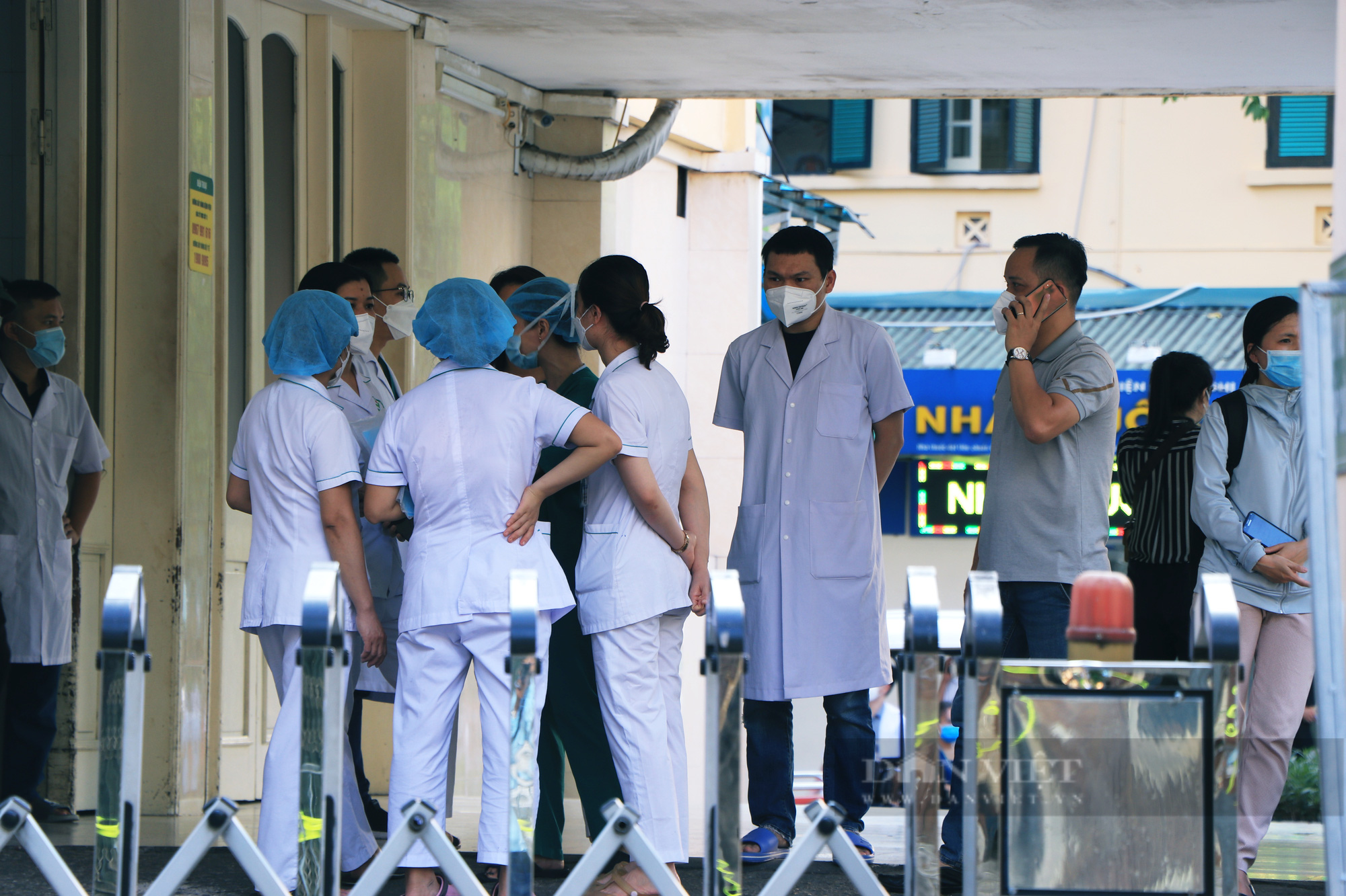 Hà Nội: Tạm phong toả toàn bộ Bệnh viện Việt Đức, tổng lực xét nghiệm cho hàng nghìn người sau ca dương tính - Ảnh 11.