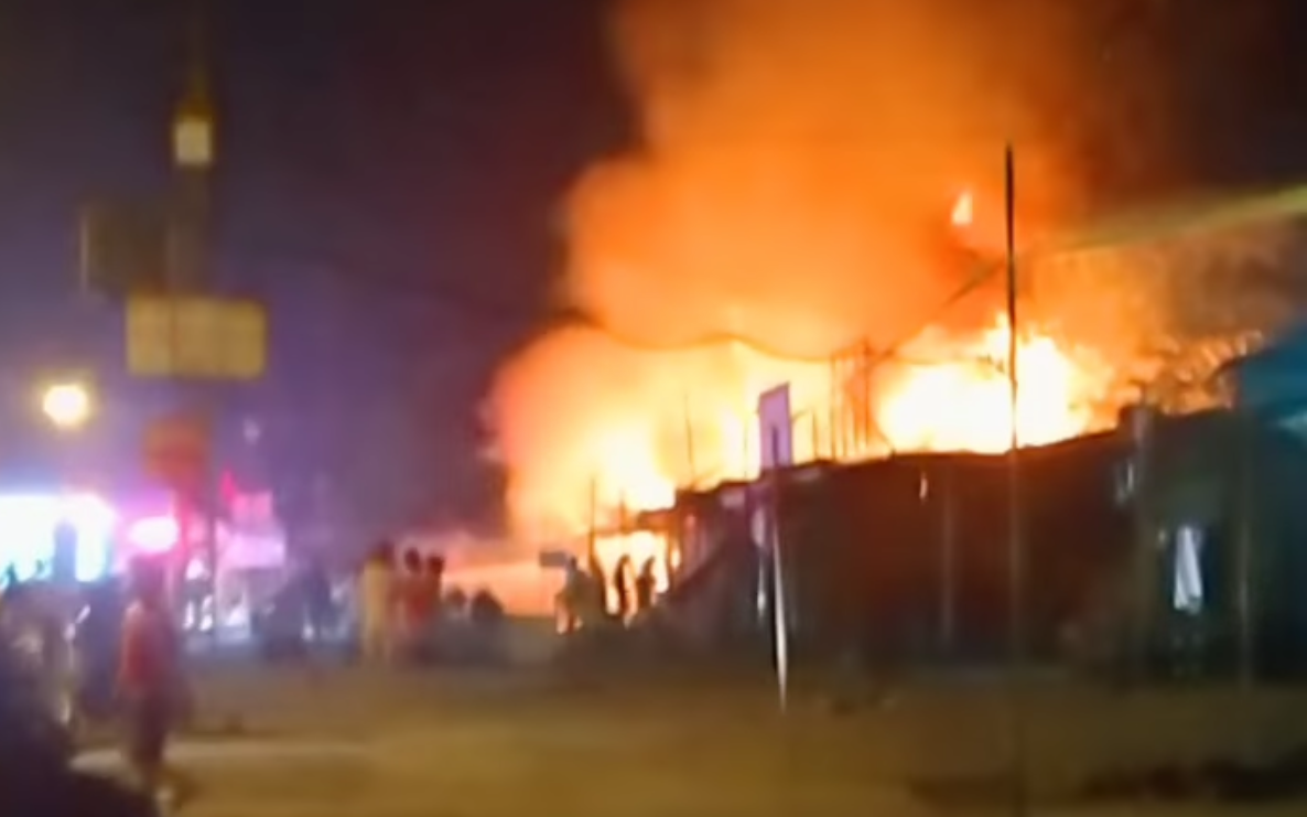 Hà Nội: 4 ki ốt kinh doanh trên phố Lĩnh Nam cháy lớn trong đêm, nhiều hàng hoá bị thiêu rụi