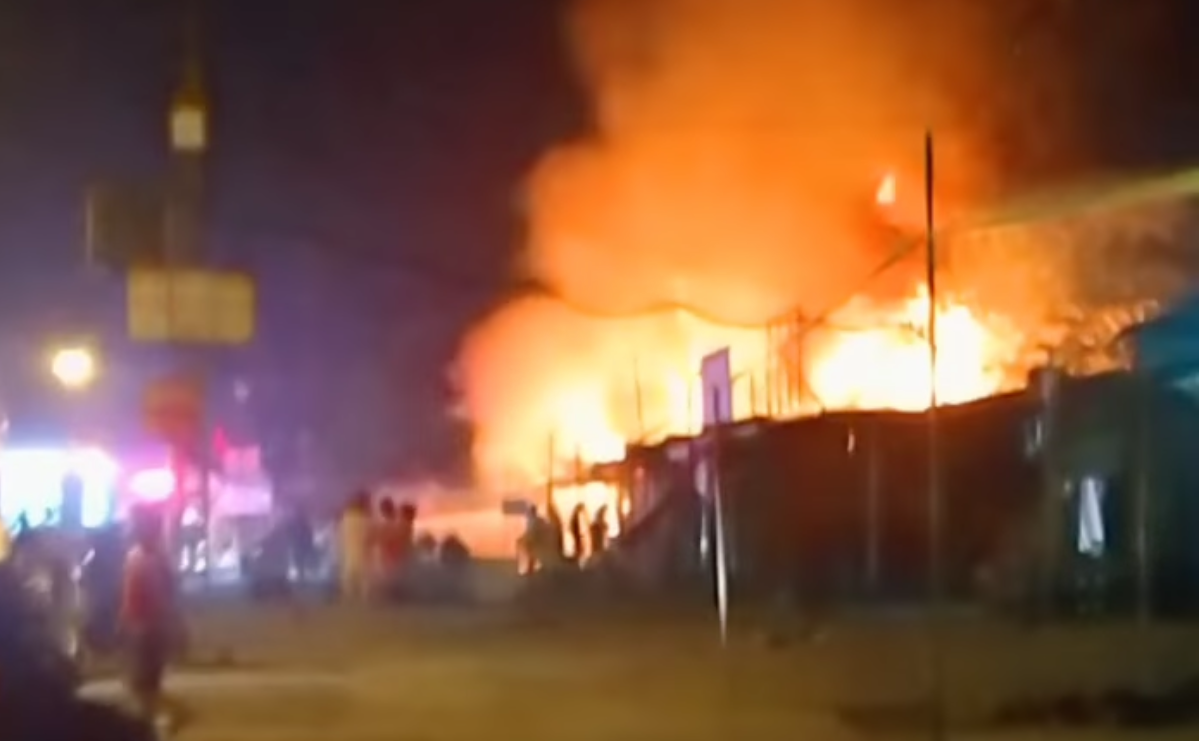 Hà Nội: 4 ki ốt kinh doanh trên phố Lĩnh Nam cháy lớn trong đêm, nhiều hàng hoá bị thiêu rụi - Ảnh 1.