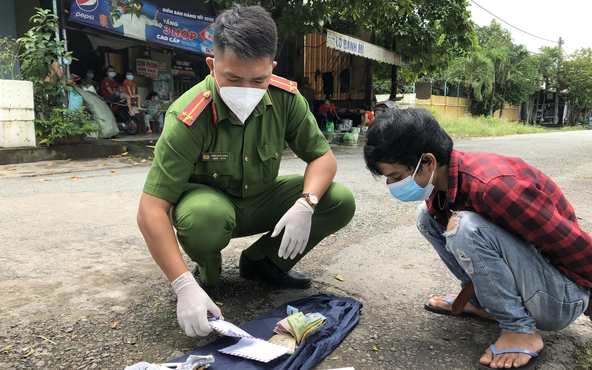 Bình Dương: Cảnh sát cơ động mật phục bắt đối tượng đưa ma tuý vào nghĩa trang bán cho "con nghiện" sống lang thang