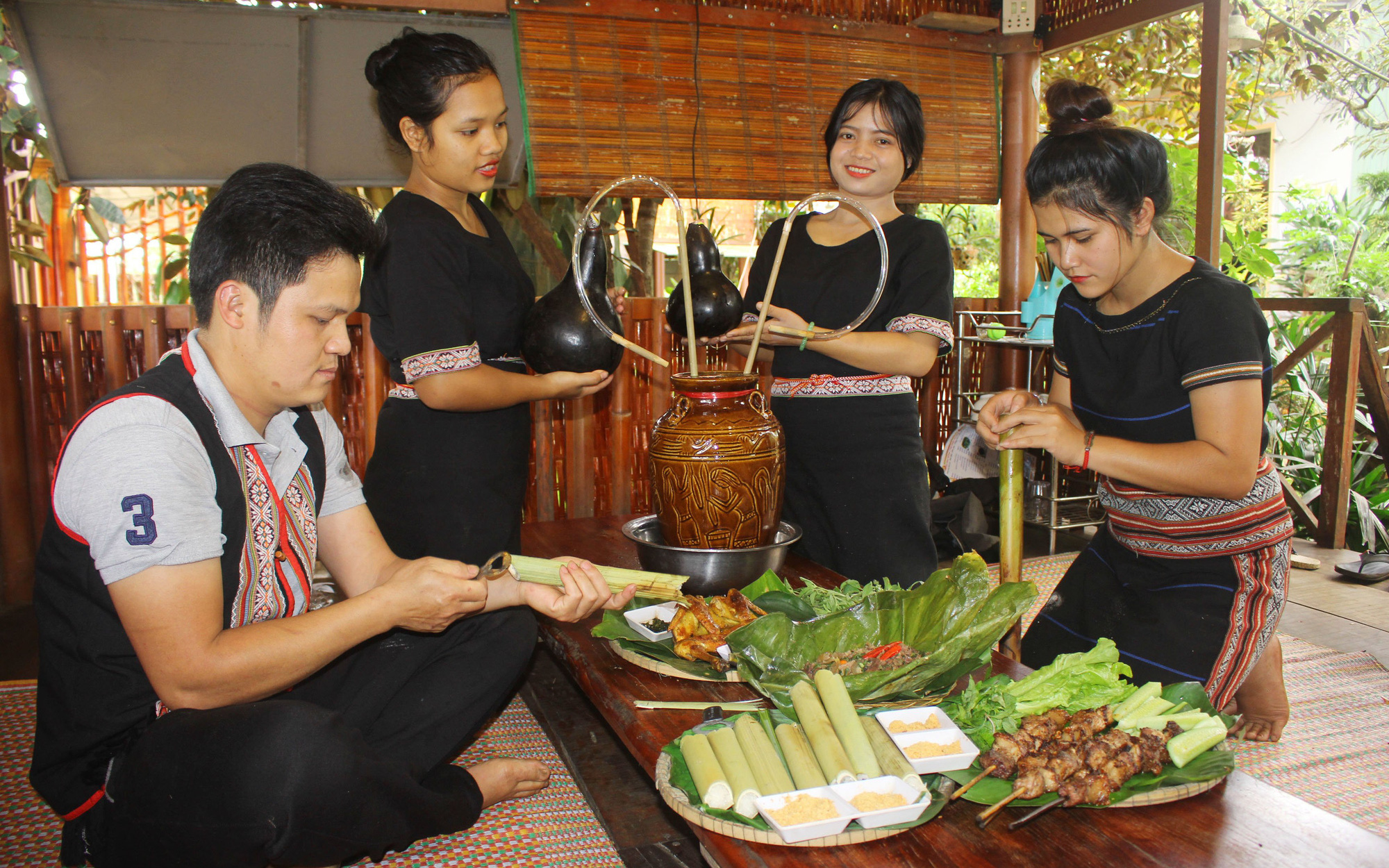 Gia Lai: Lá mì xào cà đắng, gà nướng cơm lam là các đặc sản mà dân tộc Jrai là người làm đầu tiên