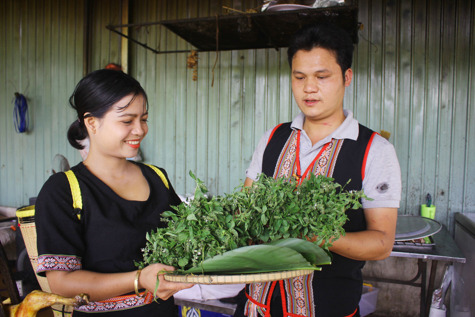 Gia Lai: Lá mì xào cà đắng - gà nướng cơm lam đặc sản nổi tiếng bắt nguồn từ người Jrai - Ảnh 8.