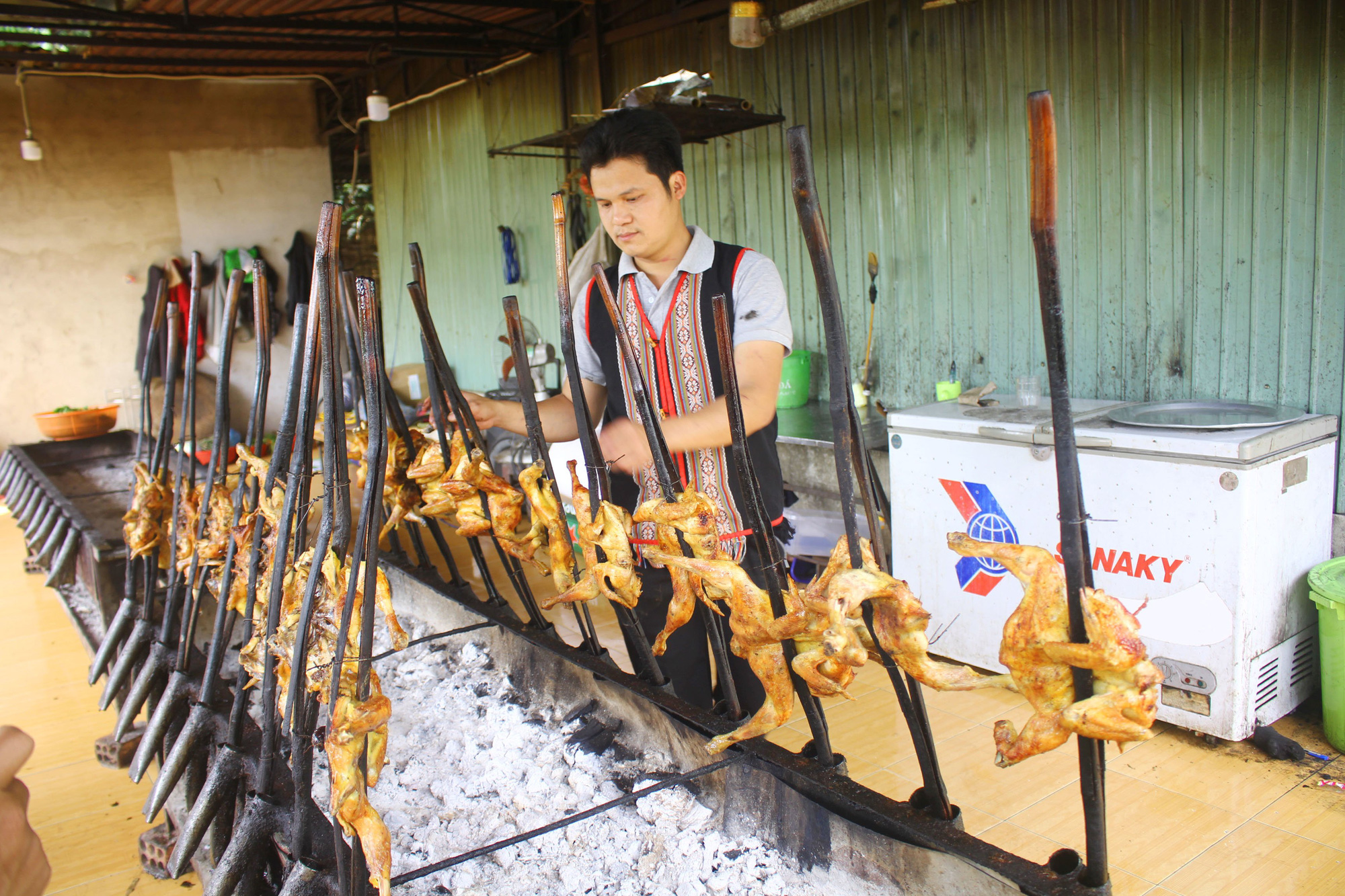 Gia Lai: Lá mì xào cà đắng - gà nướng cơm lam đặc sản nổi tiếng bắt nguồn từ người Jrai - Ảnh 6.