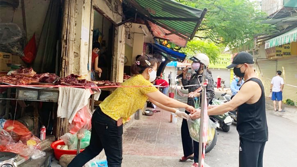 Kinh tế nóng nhất: Rau, thực phẩm được Hà Nội chuẩn bị thế nào khi phân vùng chống dịch? - Ảnh 1.