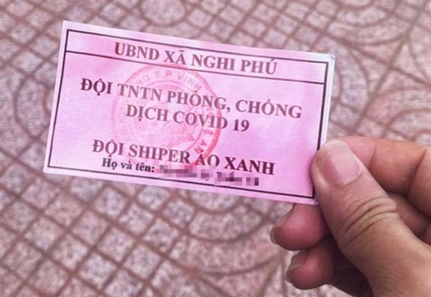 Dùng thẻ &quot;shipper áo xanh&quot; giả để vượt chốt kiểm soát dịch - Ảnh 1.