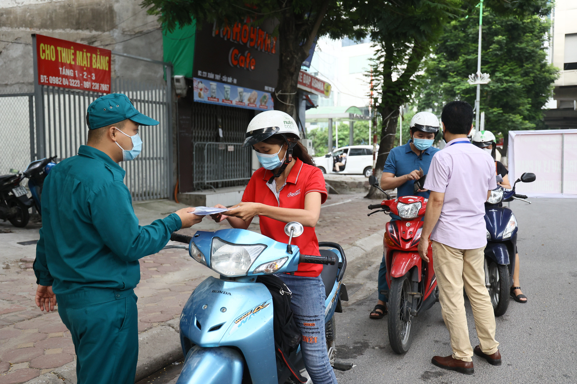 Thay đổi thủ tục cấp giấy đi đường: Khó chồng khó - Ảnh 2.