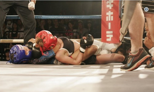 Nữ võ sĩ MMA Nhật 12 tuổi hạ gục đối thủ 24 tuổi... chỉ trong vài giây - Ảnh 3.