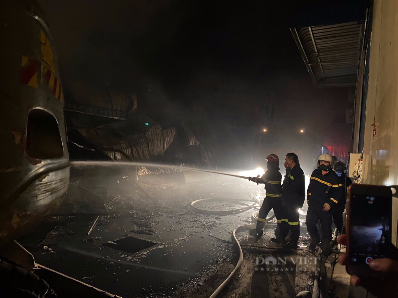 Hà Nội: Hé lộ nguyên nhân vụ cháy cực lớn ở nhà xưởng 2.000m2 trong đêm, nhiều tài sản bị thiêu rụi - Ảnh 1.