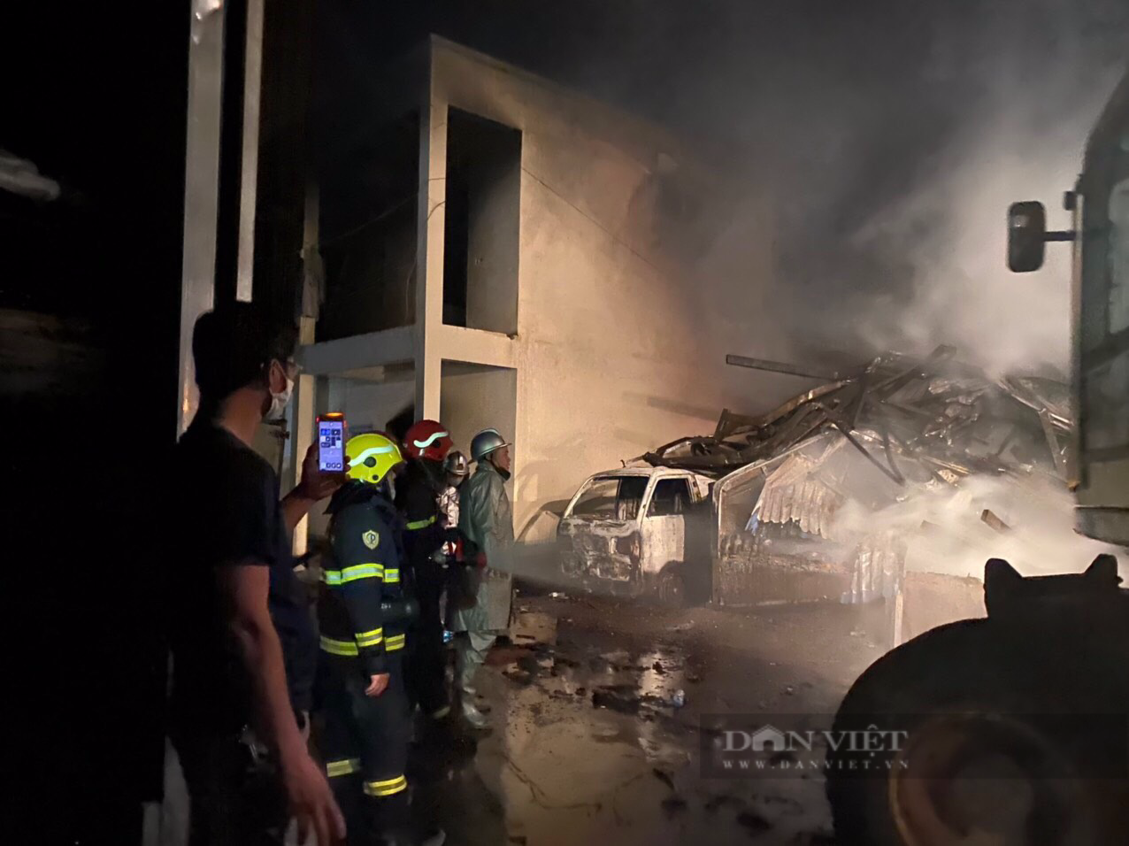 Hà Nội: Hé lộ nguyên nhân vụ cháy cực lớn ở nhà xưởng 2.000m2 trong đêm, nhiều tài sản bị thiêu rụi - Ảnh 2.