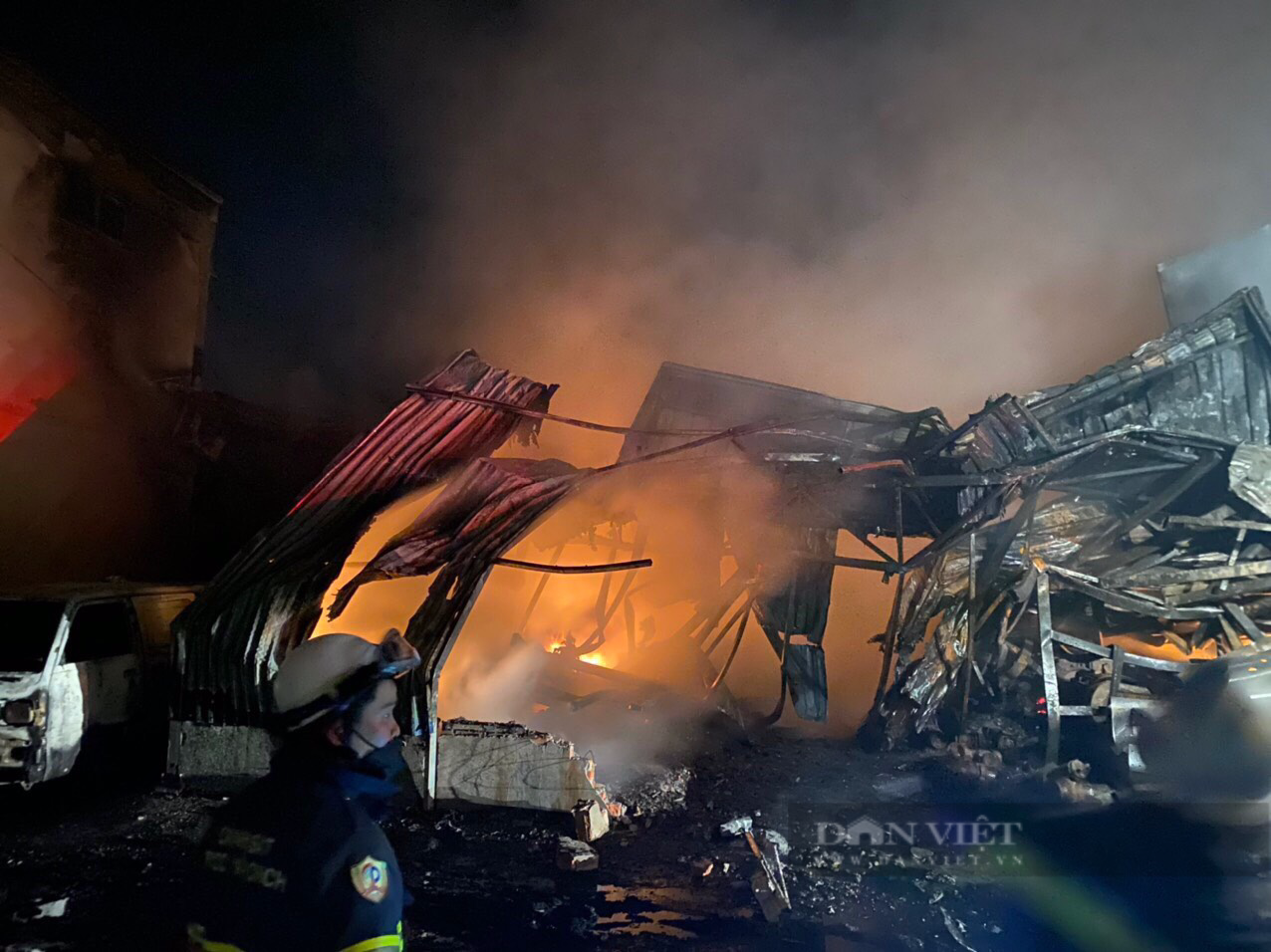 Hà Nội: Hé lộ nguyên nhân vụ cháy cực lớn ở nhà xưởng 2.000m2 trong đêm, nhiều tài sản bị thiêu rụi - Ảnh 3.