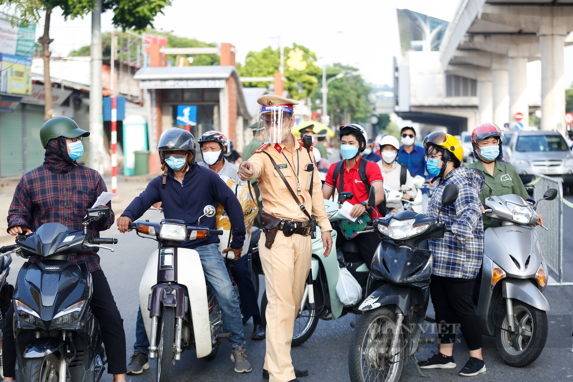 Ngày nghỉ nhưng vẫn tấp nập người đi đường tại các chốt kiểm soát &quot;vùng đỏ&quot; - Ảnh 10.