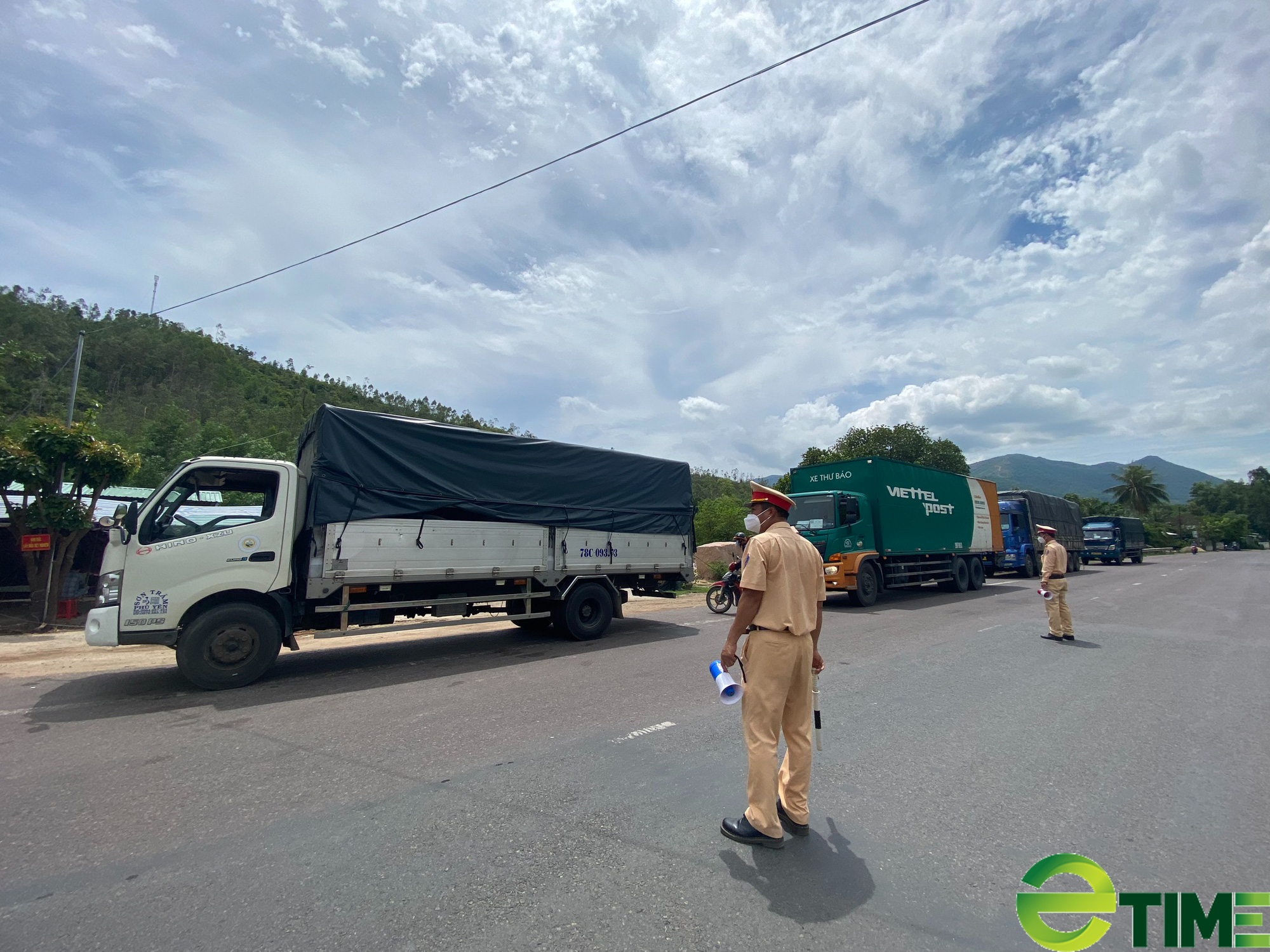 Bình Định: Tặng 25.000 khẩu trang y tế cho cán bộ, chiến sĩ Công an làm nhiệm vụ chống dịch Covid-19 - Ảnh 1.