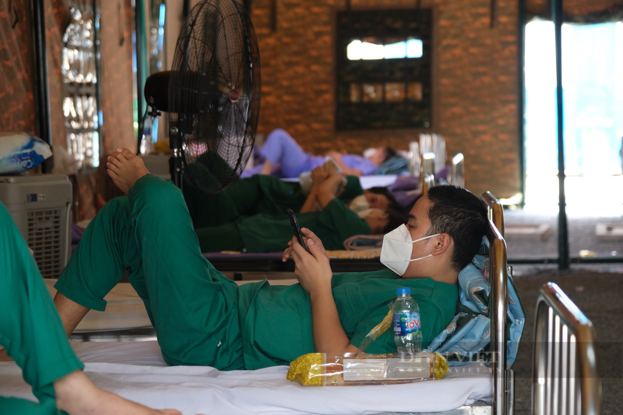 Phút nghỉ ngơi &quot;vội vã&quot; của các bác sĩ Bệnh viện Bạch Mai trong tâm dịch TP.HCM - Ảnh 3.