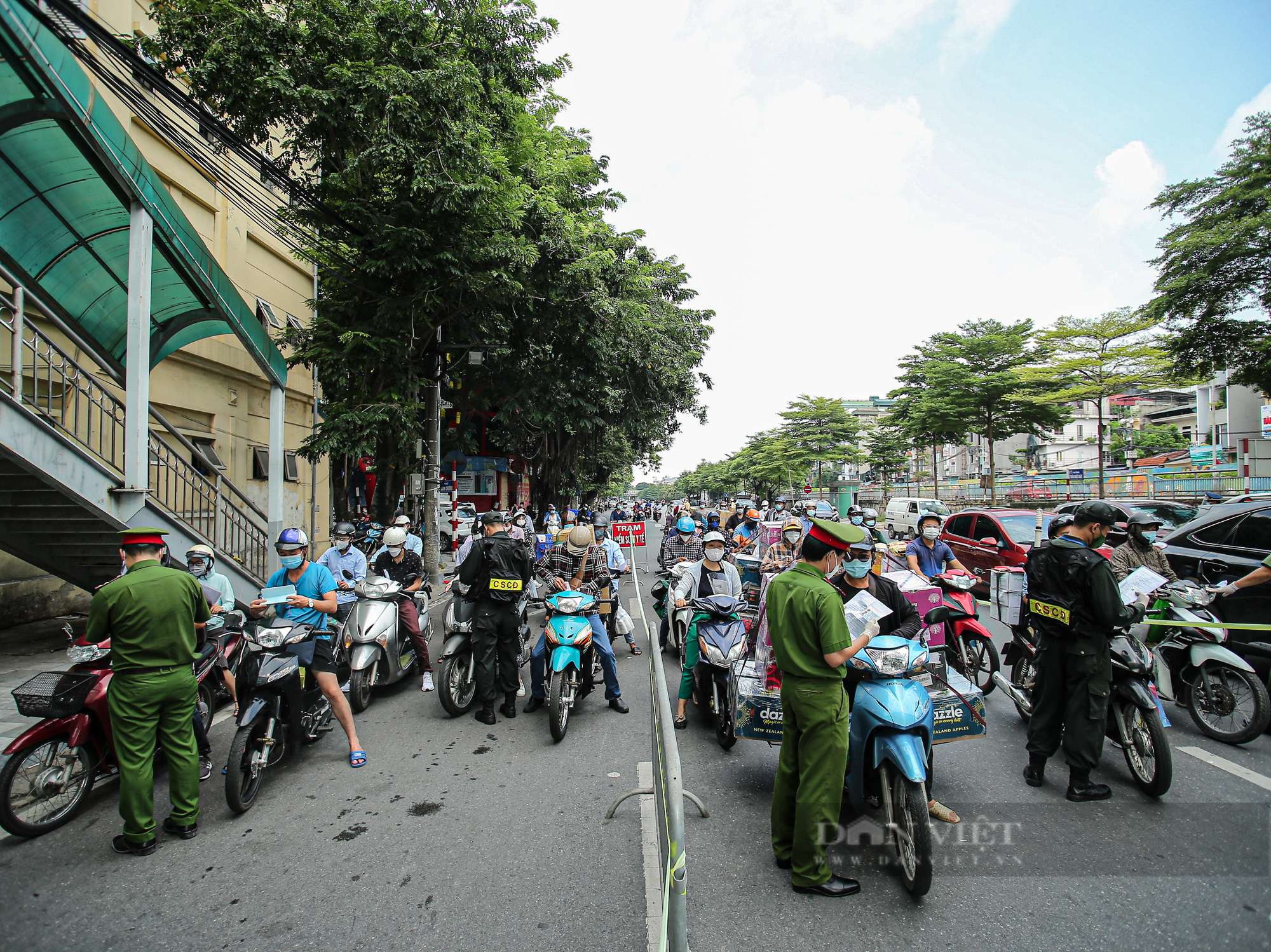 Hà Nội ngày đầu triển khai chốt kiểm soát mới: Thuê tài xế giả làm chồng để &quot;thông chốt&quot; - Ảnh 5.