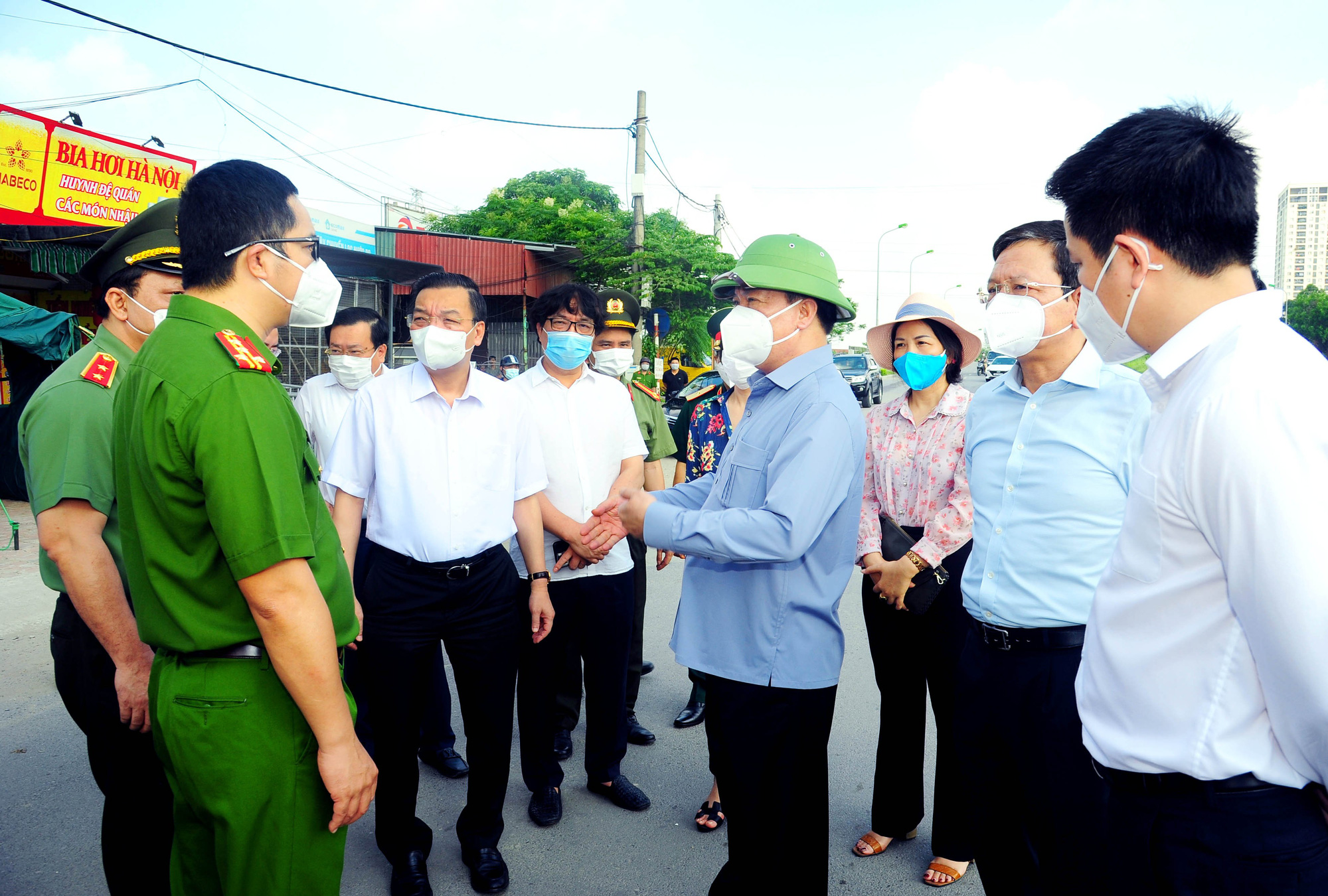 Hà Nội đề nghị Bộ Y tế hướng dẫn người tiêm 2 mũi vaccine đi lại, tham gia chống dịch - Ảnh 1.