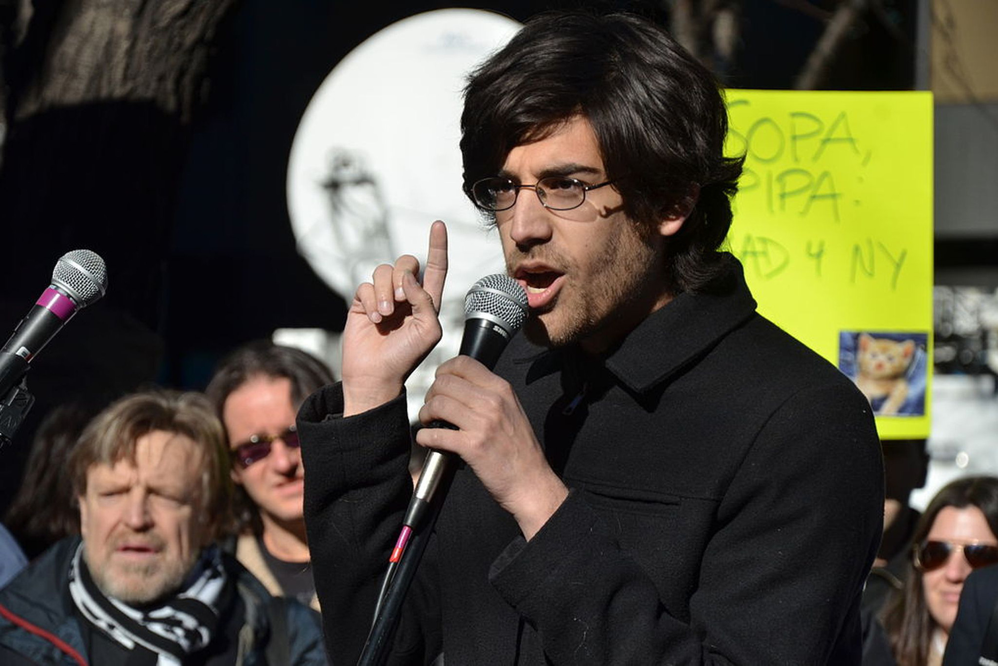 Cái chết của Aaron Swartz không làm những hoạt động của anh bị gián đoạn, thậm chí đã truyền cảm hứng cho rất nhiều hacker khác đấu tranh hơn nữa để tạo lập sự công bằng trên Internet. Ảnh: @AFP.