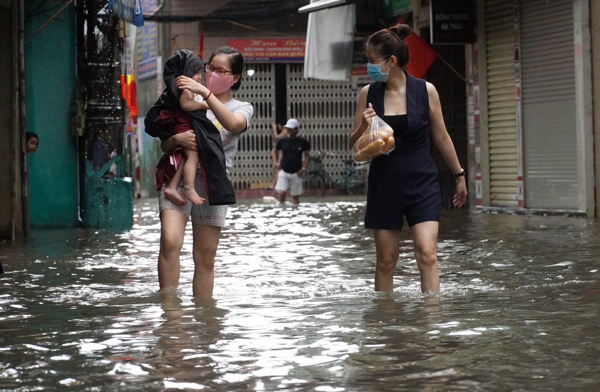 ẢNH: Người dân lội nước bì bõm sau mưa lớn ở Hải Phòng - Ảnh 5.