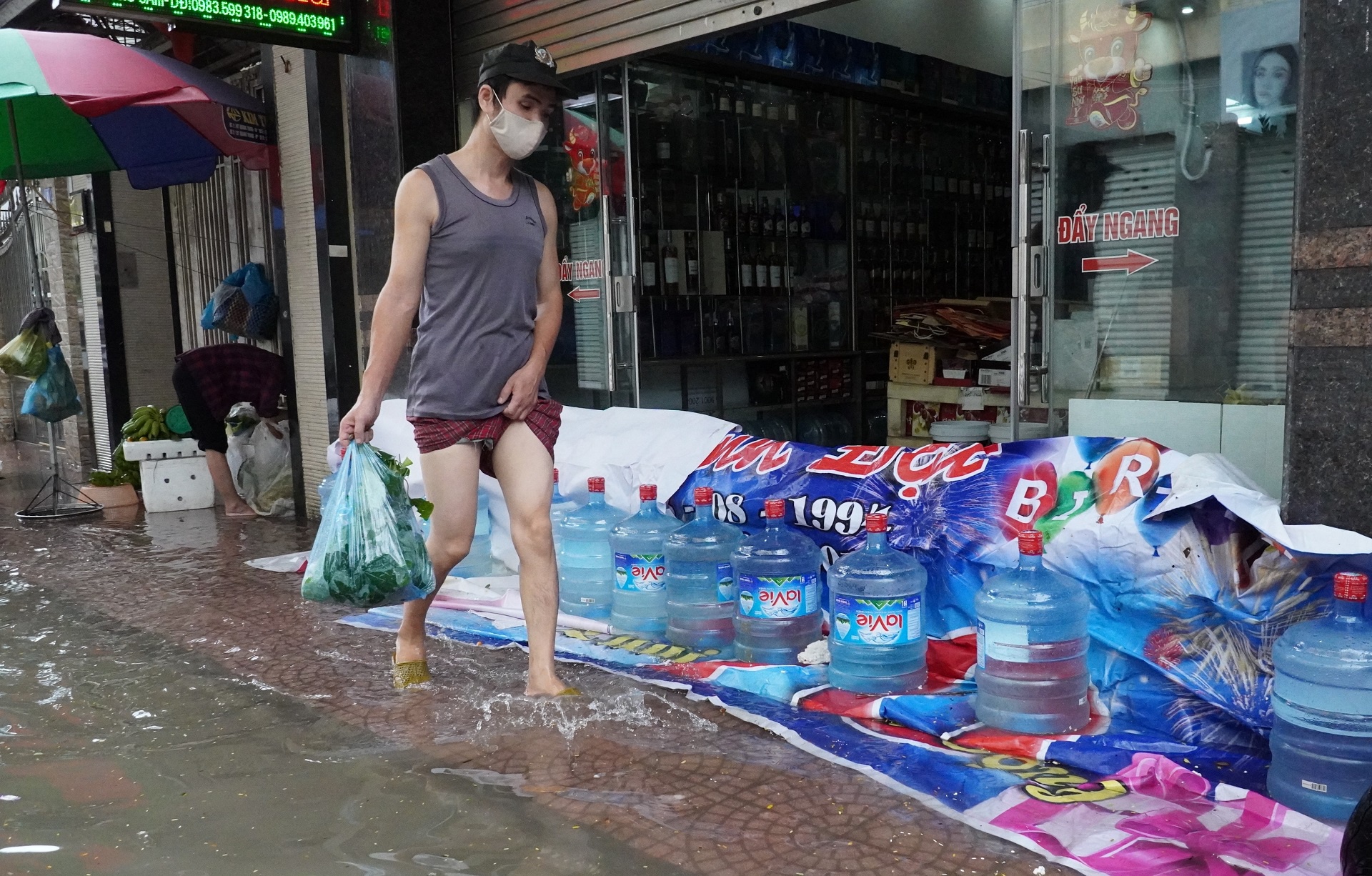 ẢNH: Người dân lội nước bì bõm sau mưa lớn ở Hải Phòng - Ảnh 4.