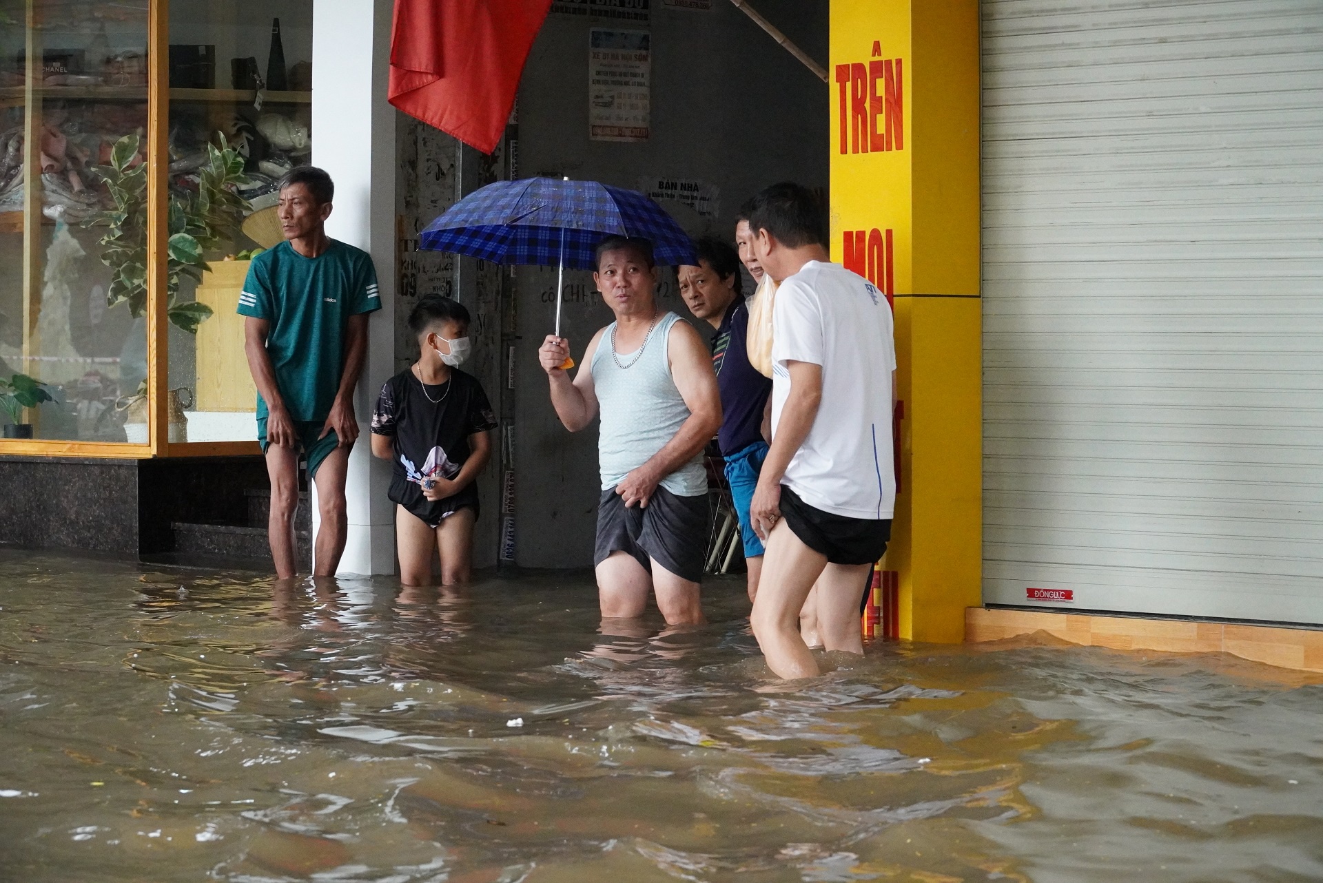 ẢNH: Người dân lội nước bì bõm sau mưa lớn ở Hải Phòng - Ảnh 8.