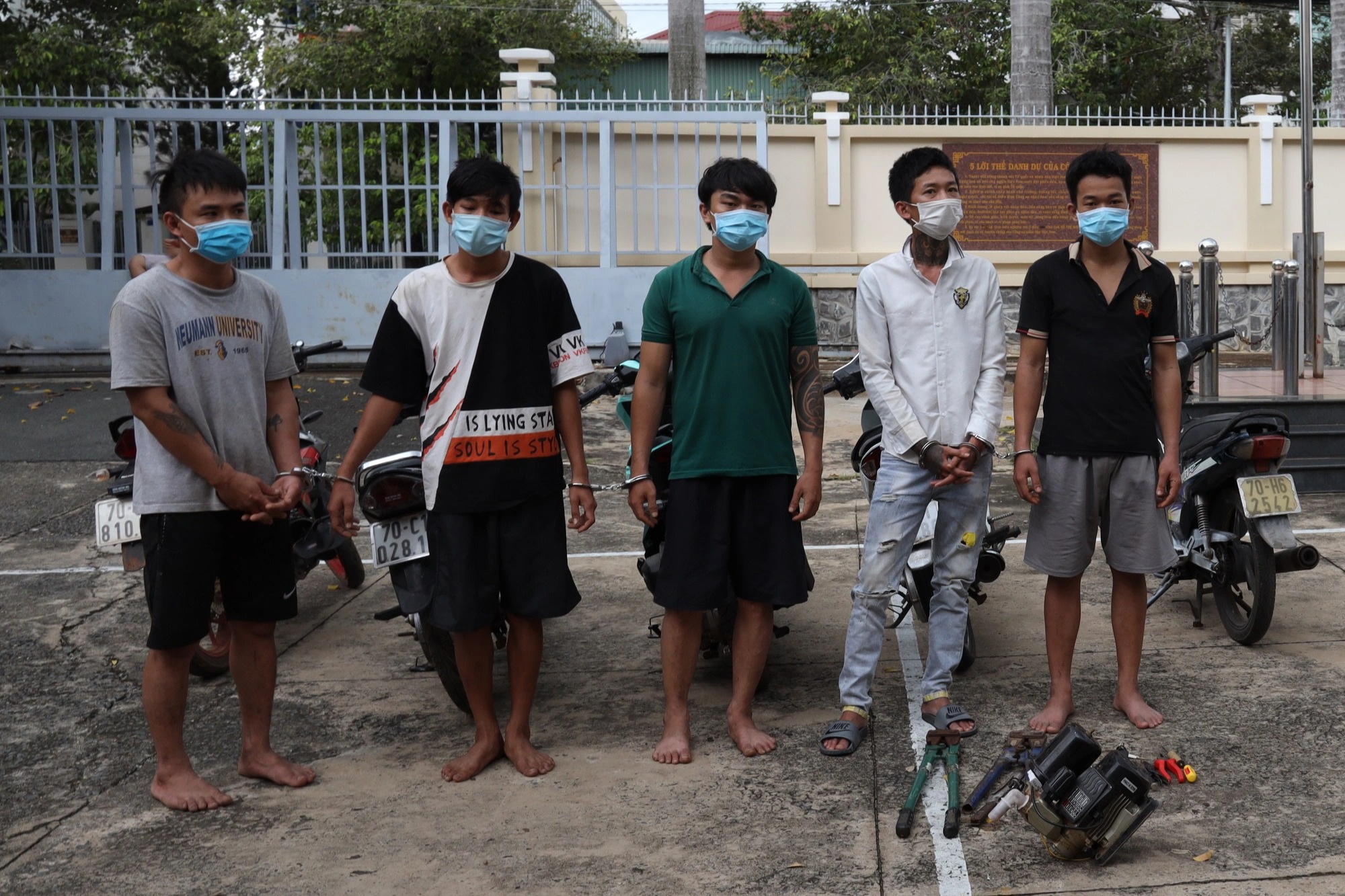 Băng trộm manh động, lao thẳng mô tô vào công an để tẩu thoát - Ảnh 1.