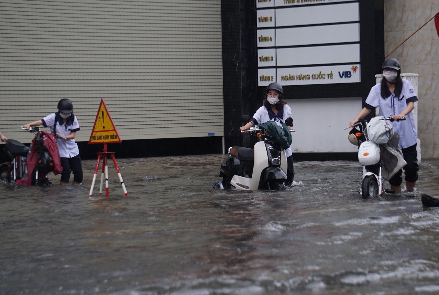 ẢNH: Người dân lội nước bì bõm sau mưa lớn ở Hải Phòng - Ảnh 7.