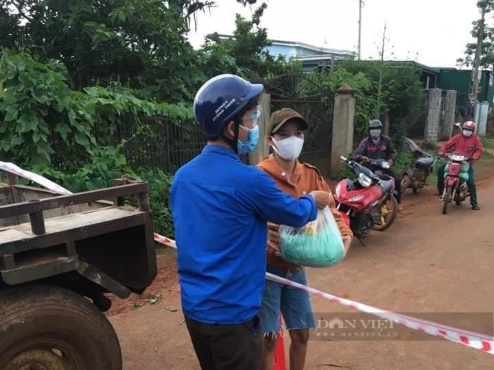 Đắk Lắk: Tạm đình chỉ hai lãnh đạo xã vì để người dân tập trung đông làm lây lan dịch bệnh  - Ảnh 1.