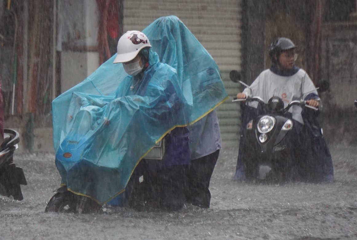 ẢNH: Người dân lội nước bì bõm sau mưa lớn ở Hải Phòng - Ảnh 6.