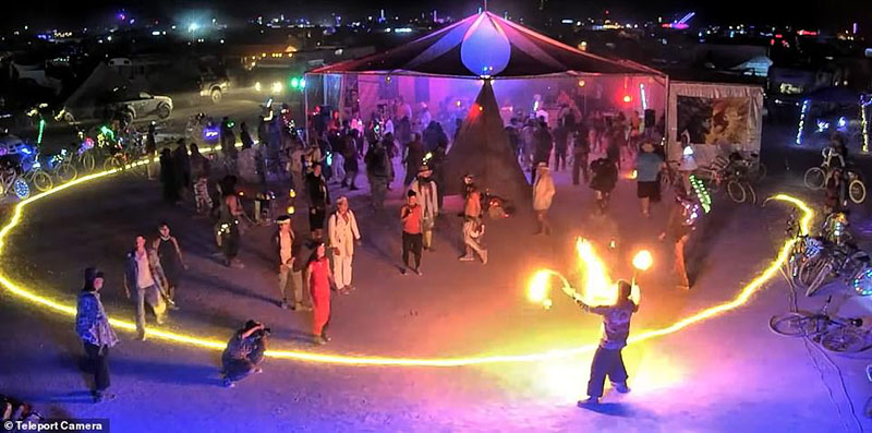 Mỹ: Bất chấp nguy cơ “vùng đỏ”, hàng chục nghìn người vẫn đổ tới lễ hội Burning Man “không chính thức” - Ảnh 3.