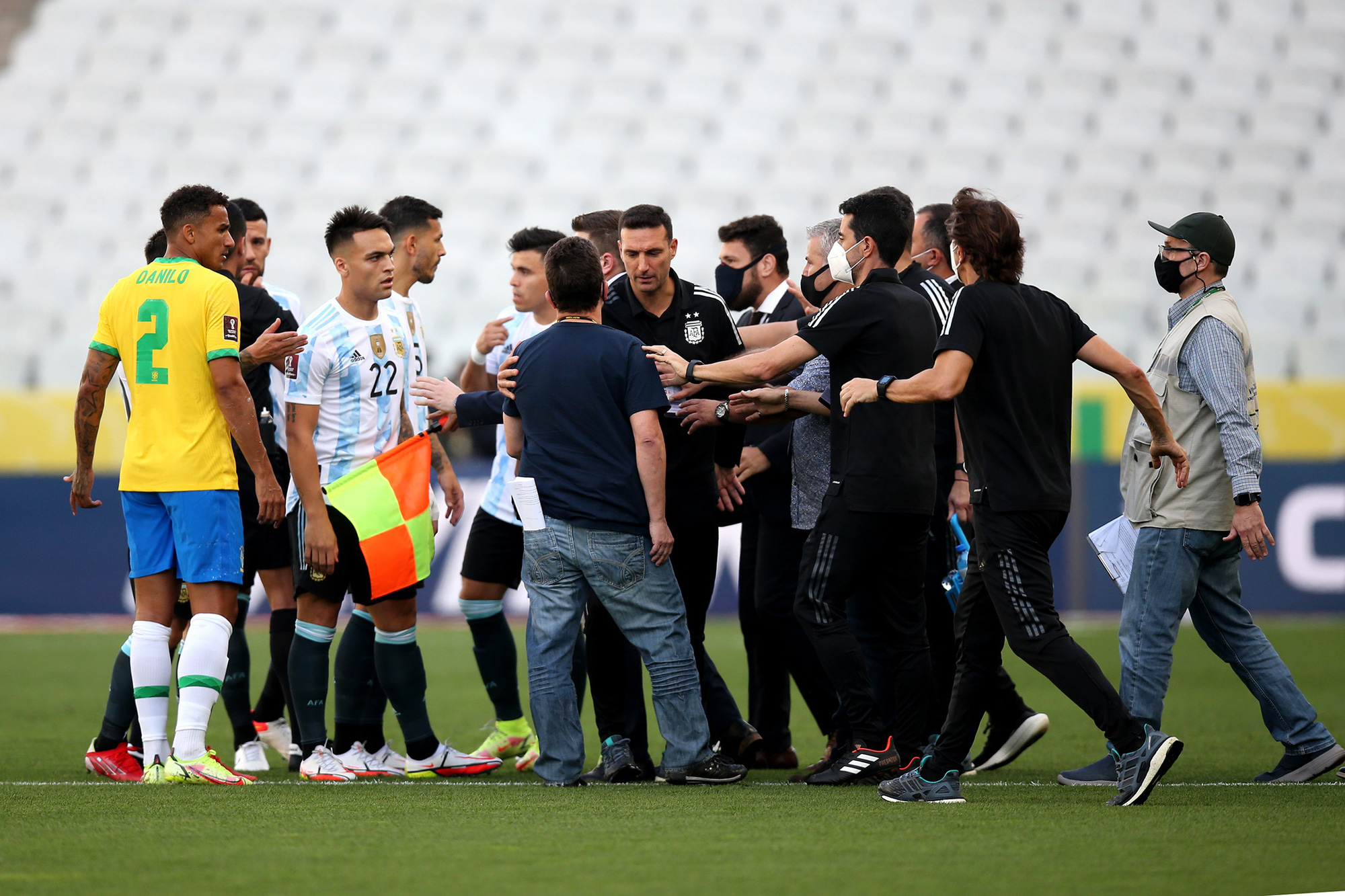Trận Brazil vs Argentina bị dừng bất ngờ: Sự điên rồ của bóng đá Nam Mỹ - Ảnh 1.