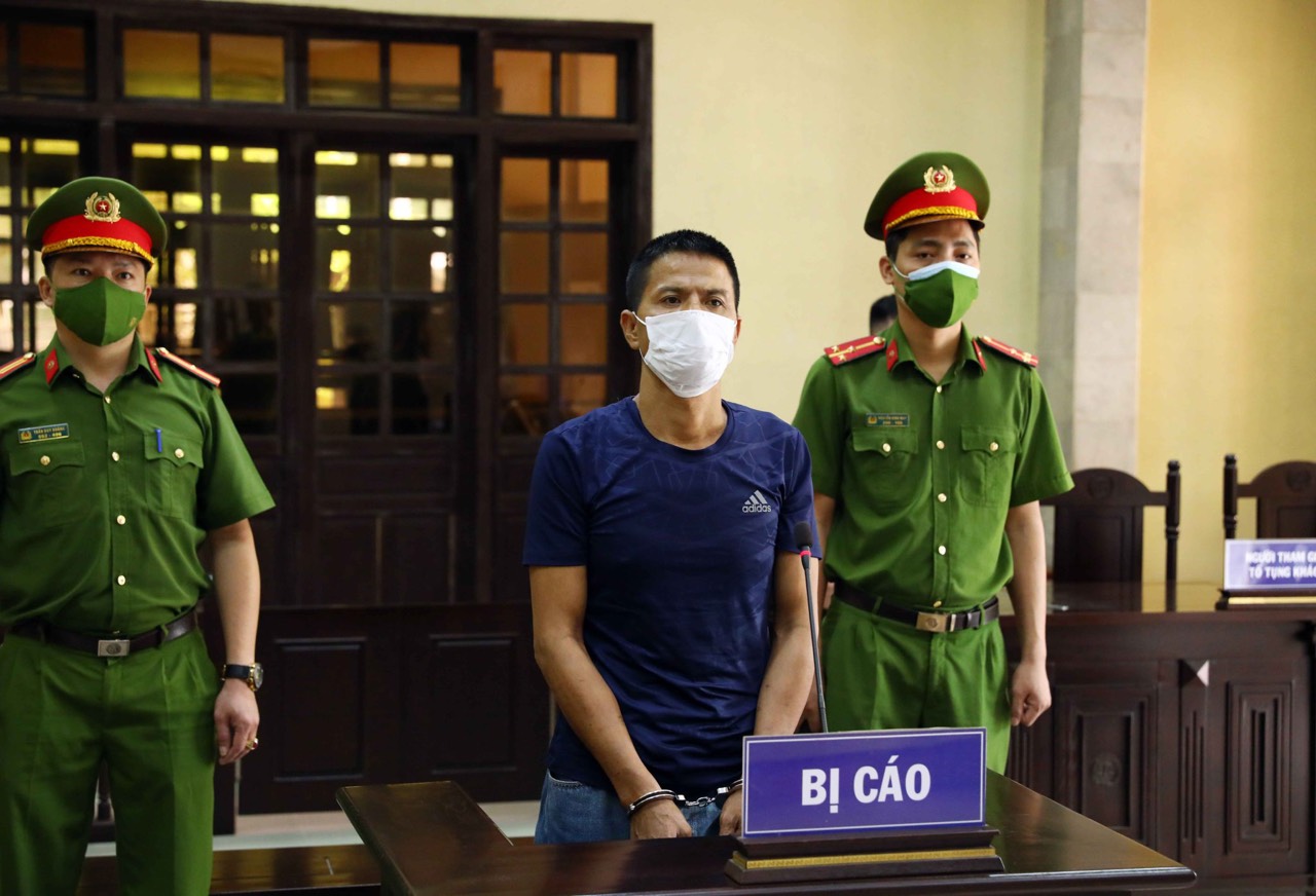 Sau 12 ngày gây án, kẻ bóp cổ Công an ở Hà Nội bị phạt tù - Ảnh 1.