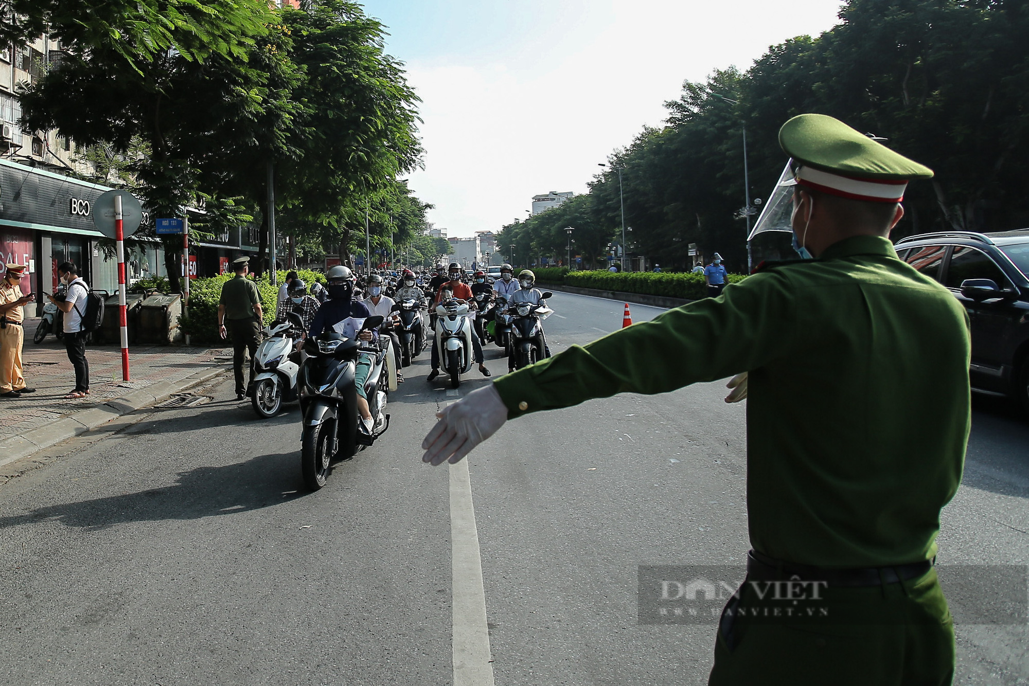 Đường phố Hà Nội vẫn đông đúc khi vùng 1 tiếp tục giãn cách xã hội - Ảnh 1.
