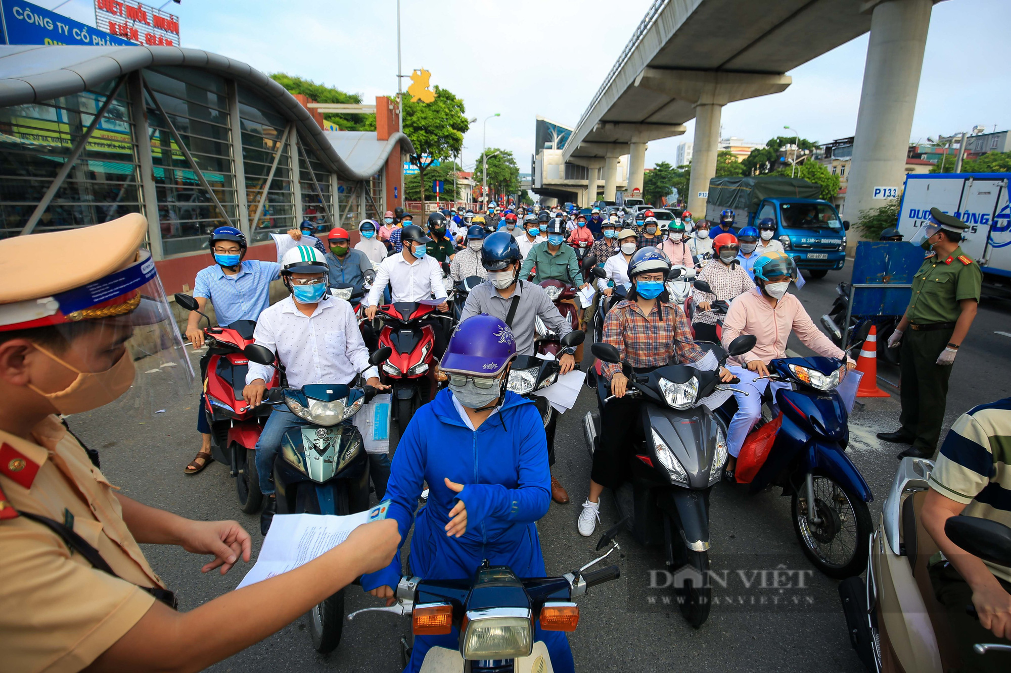 Đường phố Hà Nội vẫn đông đúc khi vùng 1 tiếp tục giãn cách xã hội - Ảnh 2.