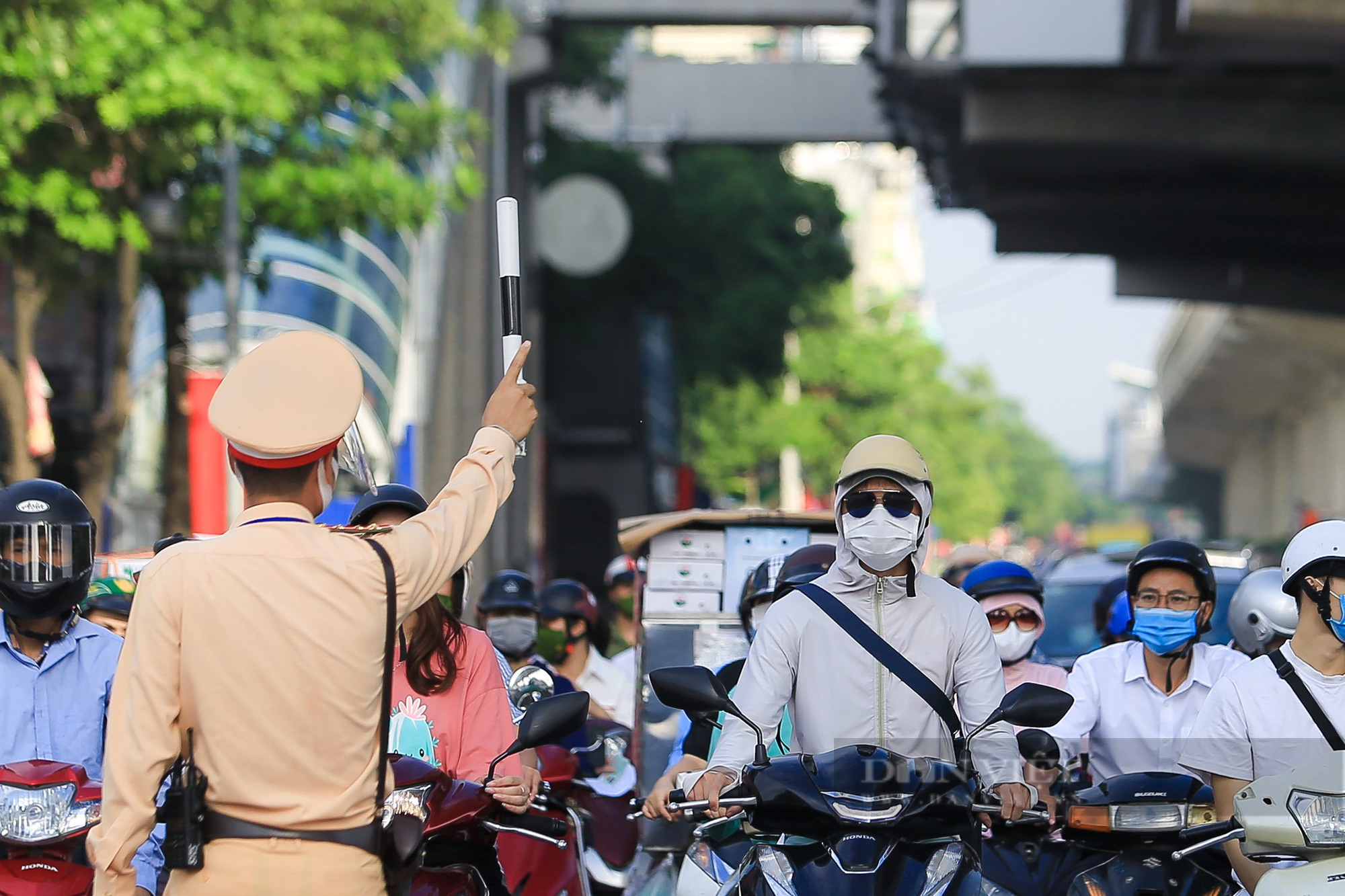Đường phố Hà Nội vẫn đông đúc khi vùng 1 tiếp tục giãn cách xã hội - Ảnh 4.