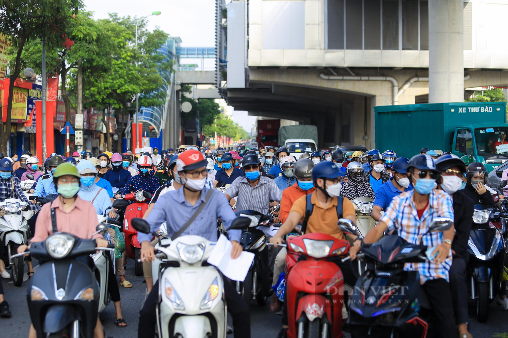 Đường phố Hà Nội vẫn đông đúc khi vùng 1 tiếp tục giãn cách xã hội - Ảnh 5.